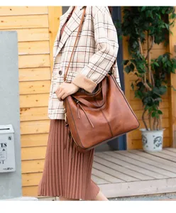 Vue détaillée du sac à bandoulière en cuir PU pour femme, grand cabas élégant et pratique.