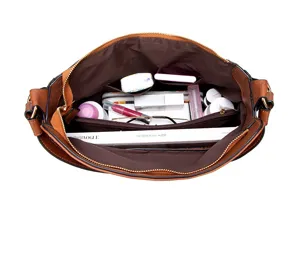 Sac à bandoulière en cuir PU marron détail intérieur montrant une grande capacité de rangement.