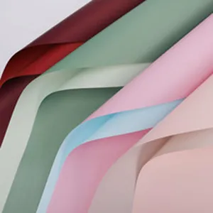 Détail de maille d'emballage florale colorée pour bouquets et fournitures de fleuriste.