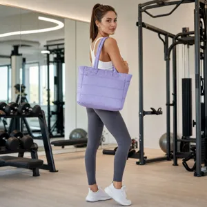 Gesteppte Shopper Tasche in Pastelllila, geräumiges Design für Alltag oder Fitnessstudio.