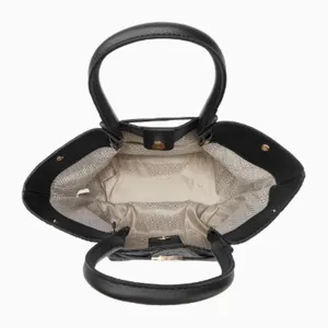 Classica borsa tote in pelle nera vista dall'alto con interno spazioso e fodera.