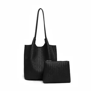 Μαύρη πλεκτή δερμάτινη τσάντα shopper με αξεσουάρ, κομψός μινιμαλιστικός σχεδιασμός.