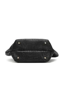 Dettaglio della borsa shopper in pelle nera con motivo floreale goffrato e piedi dorati.