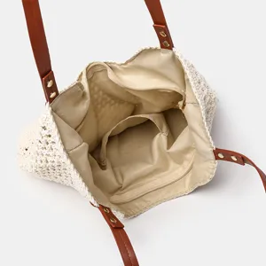 Grosse gewebte Stroh Schulter Tote Tasche Innendetail mit geraeumigem Fach und praktischen Taschen.