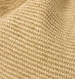 Nahaufnahme der Premium-Stroh-Webstruktur für unsere stilvolle Sommer-Strandtasche.