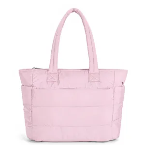 Detailansicht der rosa gesteppten Tasche mit flauschiger Textur und stabilem, breitem Griff.
