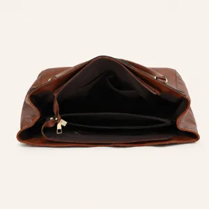 Braune PU Shopper Innendetail mit mehreren Fächern und sicheren Reißverschlusstaschen.