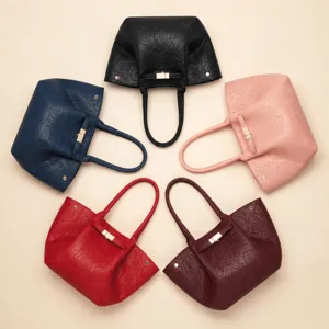 Borsa tote classica da donna con elegante design floreale in rilievo, spaziosa.