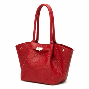 Borsa tote grande rossa con motivo camelia in rilievo, elegante borsa a spalla da donna.