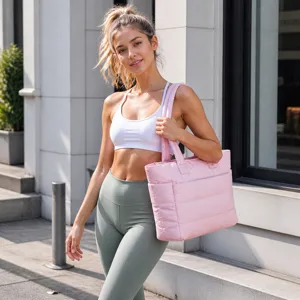 Schicke rosa Daunen-Optik Handtasche Detailansicht, leicht, super fluffig mit grossem Stauraum.