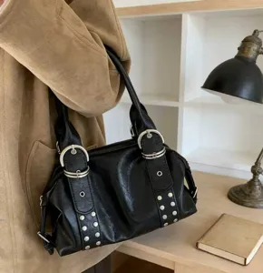 Schwarze koreanische Umhängetasche aus weichem Leder mit Metall Schnallen Nieten für Frauen Pendeln