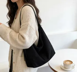 Schwarze Wildleder Umhängetasche Detail, lässige große Hobo Tasche für Damen im Alltag.