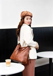 Sac hobo vintage en cuir marron pour femme, grand sac porté épaule bandoulière rétro.