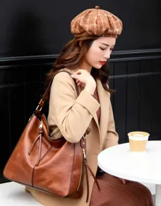 Vue detaillee du sac hobo en cuir souple marron, grand sac epaule avec fermeture eclair.