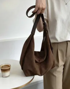 Braune Wildleder Hobo Schultertasche, große Kapazität lässige Pendler Tasche Detailansicht.