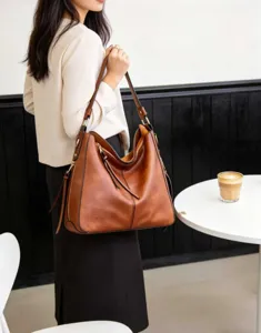 Vue détaillée du sac porté épaule hobo marron en cuir souple vintage de grande capacité.