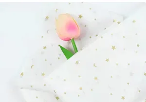 Papier de soie étoile et lune gros plan détail pour emballage floral et décoration.
