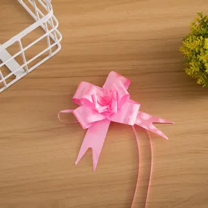 Roze hartjes trekstrik lint voor cadeauverpakking huwelijk en feestelijk decoratie.