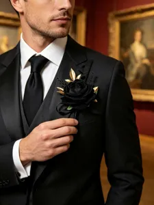 Detailaufnahme der schwarz-goldenen Rosen-Boutonniere für Herren Hochzeitsanzug Ansteckblume