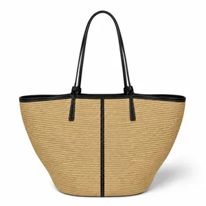 Große Strohgewebe Tote Tasche mit schwarzen Ledergriffen und Mittelstreifen für Strandreise.