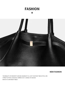 Schwarze Ledertasche Detail mit Premium Textur, minimalistischem Design und Metallverschluss.