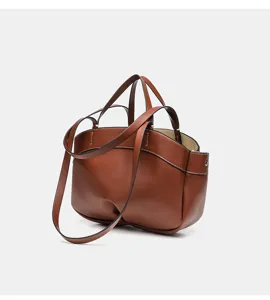 Elegante braune Damentasche aus Leder mit mehreren Henkeln und Schulterriemen für den Alltag.