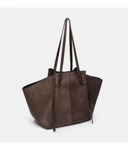 Dettaglio borsa shopper in camoscio marrone scuro, con doppi manici lunghi e design laterale.