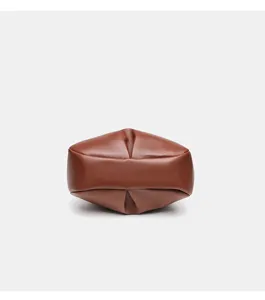 Braune Leder Wolkentasche Detailansicht unten, stylische minimalistische Damentasche.