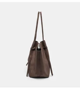 Borsa tote in camoscio marrone da donna, grande borsa a spalla retrò con ali laterali e manici.
