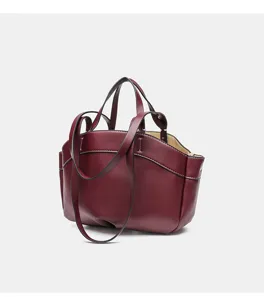 Dunkelrote Leder-Tragetasche Detailansicht, stilvolle Handtasche mit grossem Fassungsvermögen.