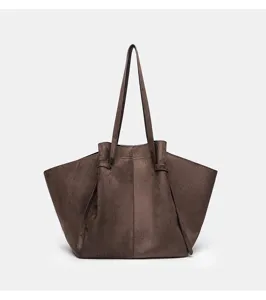 Borsa tote in camoscio marrone vista dettagliata con grande capacità e design ad ali.
