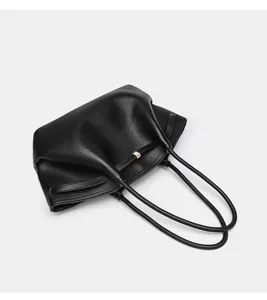 Schwarze Schultertasche aus Kunstleder, minimalistische elegante Damentasche neu.