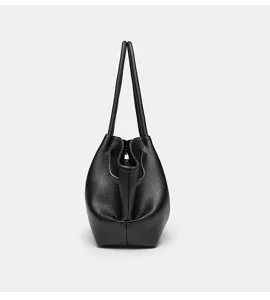 Seitenansicht des eleganten schwarzen Leder-Umhängetaschen-Totes mit einzigartiger Flügelstruktur.