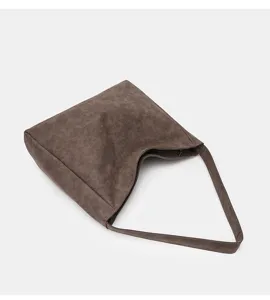 Vue détaillée du sac porté épaule marron vintage en cuir souple, idéal pour le style quotidien.