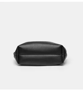 Schwarzer Handtaschen-Boden Detailaufnahme mit feiner Textur und sauberer Naht