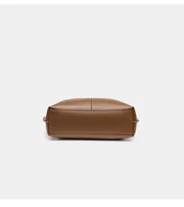 Detaillierte Bodenansicht der braunen Ledertasche, die saubere Nähte und Struktur zeigt.