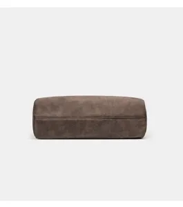 Vue détaillée du fond du cabas rétro pour femme, sac à main vintage pour le travail.