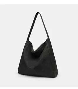 Vue de détail d'un grand sac cabas fourre-tout rétro noir idéal pour le travail et le quotidien.
