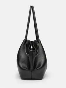 Schwarze Henkeltasche aus Leder, minimalistische Damentasche mit doppelten Tragegriffen.