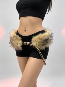 Gros-plan détail de ceinture en fausse fourrure léopard Y2K, déco taille duveteuse streetwear.