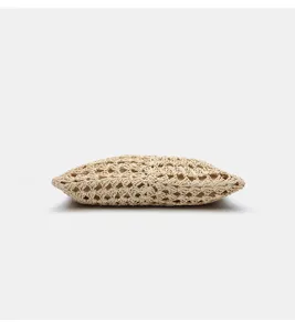 Beige geflochtene Stroh Clutch Tasche Detail Nahaufnahme, leichtes Sommerstrand Accessoire.