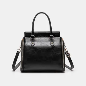 Vue détaillée du sac à main en cuir PU noir, design cabas classique avec zips métalliques.