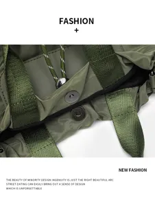 Gros plan détaillé du sac cabas en nylon vert armée, montrant des anses robustes et un fermoir.