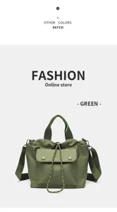 Gros plan sur le sac vert en tissu oxford avec cordon de serrage et détail de poche avant.