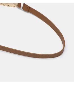 Detailansicht des braunen Leder-Schulterriemens mit Metallring für die Sommer-Strohtasche.