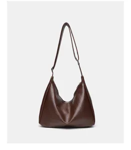 Detailansicht der braunen weichen Leder Hobo Schultertasche, lässiges Modedesign.