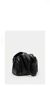 Detailansicht der schwarzen weichen Leder-Vintage-Tasche mit hochwertiger Textur und edlem Design.