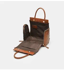Vue intérieure détaillée du sac cabas fourre-tout rétro en cuir PU marron avec poches.