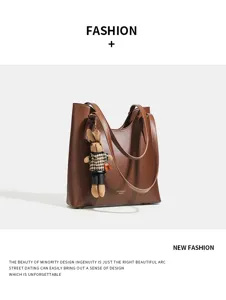 Élégant sac cabas marron en cuir PU pour femmes, grand sac à épaule avec charmant pendentif poupée.