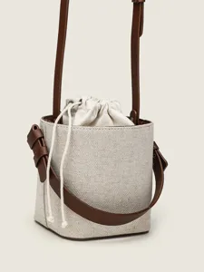Detailansicht der Leinen Eimer Tasche mit Kordelzug und braunen Lederriemen Struktur.